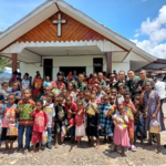 Dengan Penuh Sukacita, TNI Membagikan Bingkisan Sembako kepada Rumah Ibadah di Distrik Kenyam