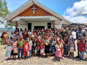 Dengan Penuh Sukacita, TNI Membagikan Bingkisan Sembako kepada Rumah Ibadah di Distrik Kenyam