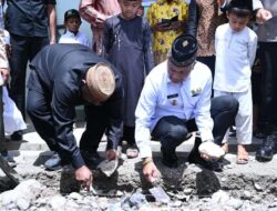 Velix Wanggai Letakkan Batu Pertama Pembangunan Masjid Al Mustaqim Jibama