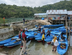 Kelompok Nelayan Pulau Armo Sarmi Terima Bantuan 8 Perahu Fiber Glass