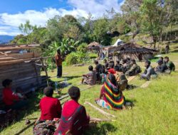 Masyarakat dan Aparat melaksanakan Ibadah Minggu dengan penuh Damai dan Sukacita di Kp. Timobur dan Kp. Gagama, Kabupaten Puncak