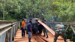 Satgas 641/BRU dan Warga Perbaiki Jembatan Penghubung di Papua Pegunungan