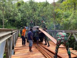 Satgas 641/BRU dan Warga Perbaiki Jembatan Penghubung di Papua Pegunungan