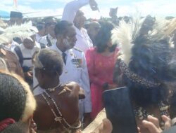 Tiba di Bandara Kepi, Gubernur dan Wagub Papua Selatan Disambut Meriah dengan Tarian Adat Suku Yaqi