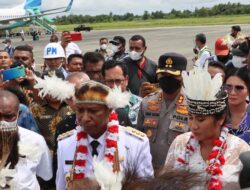 Tiba di Merauke, Gubernur dan Wakil Gubernur Papua Selatan Disambut Lautan Massa