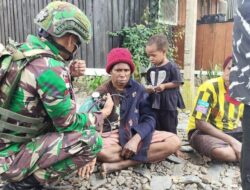 Dari Hutan ke Klinik: Satgas Yonif 715/Mtl Rutin Bantu Warga Papua Akses Kesehatan