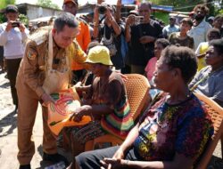 Pj Gubernur Papua Salurkan Bantuan untuk Korban Banjir di Mamberamo Raya