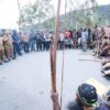 Ritual Adat “Belah Kayu Doli” Satukan Dua Kubu Pilkada Puncak Jaya, Gubernur Papua Tengah Hadir sebagai Saksi
