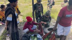 Satgas TNI di Sinak Bantu Perempuan Papua dengan Membeli Seluruh Dagangannya