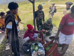 Satgas TNI di Sinak Bantu Perempuan Papua dengan Membeli Seluruh Dagangannya