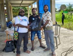 Ketua DPW PERINDO Papua Tengah Berikan Bantuan Pendidikan untuk Anak Sekolah