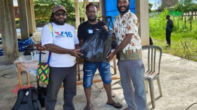 Ketua DPW PERINDO Papua Tengah Berikan Bantuan Pendidikan untuk Anak Sekolah