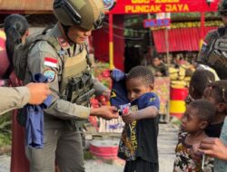 Satgas Ops Damai Cartenz 2025 Beri Bantuan Pakaian untuk Anak-Anak di Puncak Jaya