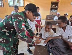 Satgas Yonif 131/Brajasakti Jadi Guru Dadakan di Sekolah Perbatasan Papua