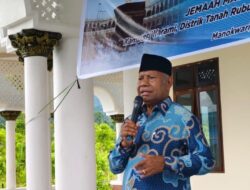 Gubernur Salurkan 12 Sapi Kurban Presiden untuk Kampung di Papua Barat