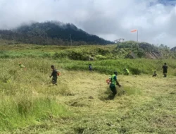 Kopasgat TNI dan Warga Sinak Bersihkan Lingkungan, Perkuat Nasionalisme