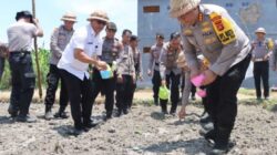 Bhabinkamtibmas Mantim & Warga Garap Lahan Pertanian Dukung Ketahanan Pangan