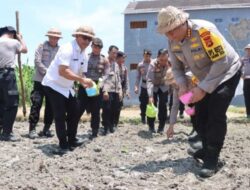 Bhabinkamtibmas Mantim & Warga Garap Lahan Pertanian Dukung Ketahanan Pangan