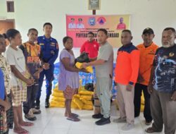 Pemkap Yapen Beri Bantuan untuk Korban Banjir di Distrik Yawakukat dan Angkaisera