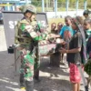 Prajurit TNI Bagi Makanan dan Kehangatan di Tengah Lembah Dingin Intan Jaya