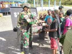 Prajurit TNI Bagi Makanan dan Kehangatan di Tengah Lembah Dingin Intan Jaya