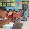 Satgas Yonif 642/Kps Jadi Tenaga Pendidik di SD Inpres Krawargef untuk Dukung Pendidikan Papua Barat