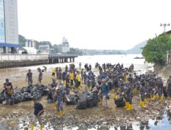 Danlantamal X Pimpin Operasi Bersih Muara Sungai Overtom di Jayapura