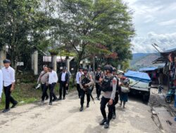 Polres Tolikara Gelar Patroli Jalan Kaki untuk Dekatkan Diri dengan Warga