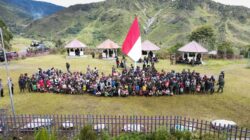 Puncak Bergema Merah Putih: Warga Kibarkan Sang Saka Sambil Tolak OPM