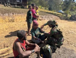 Satgas Yonif 700/WYC Berbagi Kasih di Wuloni: Dari Kesehatan hingga Pendidikan untuk Masa Depan Papua