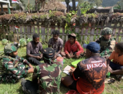 Satgas Yonif 521/DY Jalin Komunikasi dengan Warga Kampung Bolakme