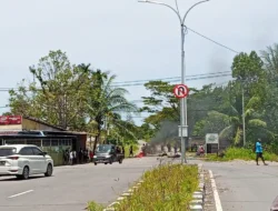 Warga Papua Terpaksa Jalan Kaki Jualan karena OPM Blokade Jalan Trans Nabire