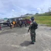 Satgas Kopasgat Supadio Amankan Bandara Moanemani dengan Pendekatan Ramah Warga