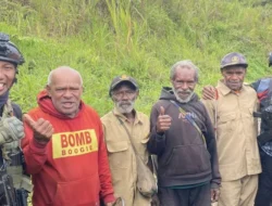 Masyarakat Okbape Sambut Hangat Kehadiran Aparat Keamanan