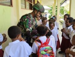 Satgas Yonif 10 Marinir Beri Bantuan Perlengkapan Sekolah untuk Anak Perbatasan Papua