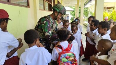 Satgas Yonif 10 Marinir Beri Bantuan Perlengkapan Sekolah untuk Anak Perbatasan Papua
