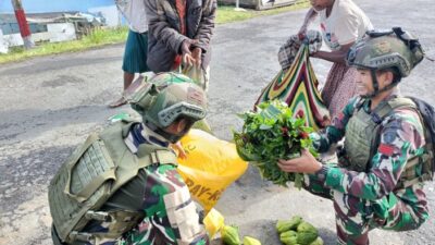 Rosita dari Satgas Yonif 500/Sikatan Perkuat Ekonomi Warga Sugapa