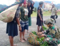 Satgas Yonif 500/Sikatan Beli Hasil Panen Mama-Mama Papua di Intan Jaya