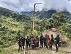 Pos Denom TNI Terangi Kampung: Bukti Nyata Dedikasi untuk Rakyat Papua