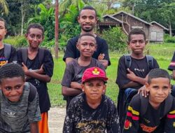 Furdan Kinder: Pemuda Papua yang Wujudkan Mimpi Anak Pedalaman