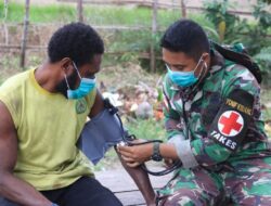 Satgas TNI Perbatasan RI-PNG Berikan Pengobatan Gratis untuk Warga Okyop