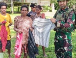 Satgas Yonif 10 Marinir/SBY Beri Bantuan Pakaian Layak Pakai untuk Warga Ainesra