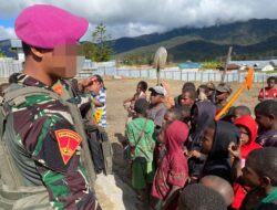 Satgas Yonif 4 Marinir Jalin Keakraban dengan Anak-Anak Distrik Obano