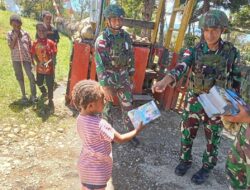 TNI Antar Perlengkapan Sekolah untuk Anak-anak di Papua Pegunungan