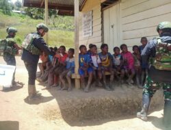Pasukan Badak Hitam dari Aceh Beri Cokelat untuk Anak-anak Kampung Sanepa, Papua Tengah