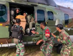 TNI Salurkan Bantuan Pangan ke Kampung Bilai via Helikopter