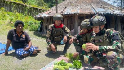Satgas Yonif 732/Banau Borong Hasil Tani, Bangun Harapan Ekonomi di Perbatasan Papua
