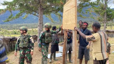 Satgas Yonif 408/Sbh dan Warga Nenggeagin Gotong Royong Bersihkan Gereja Sambut Konferensi GKI