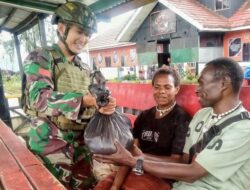 Satgas Yonif 500/Sikatan Pererat Persaudaraan di Papua lewat Komsos dan Bakti Sosial di Galunggama