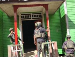 Satgas Yonif 712/WT dan Warga Bulapa Bersama Percantik Gereja Kampung